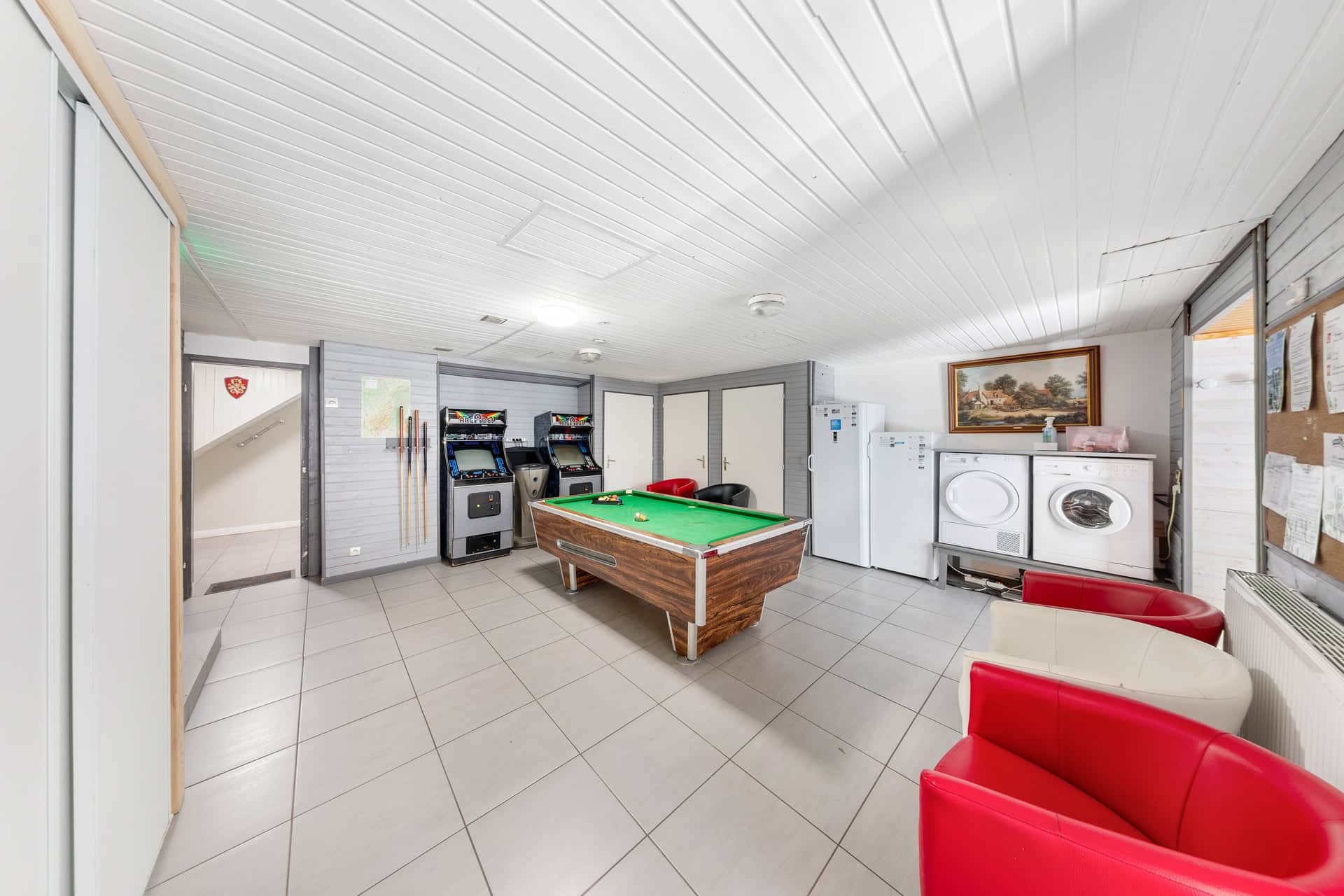 Salle de jeux du gîte Gentiane pour team building, billard et bornes d'arcade