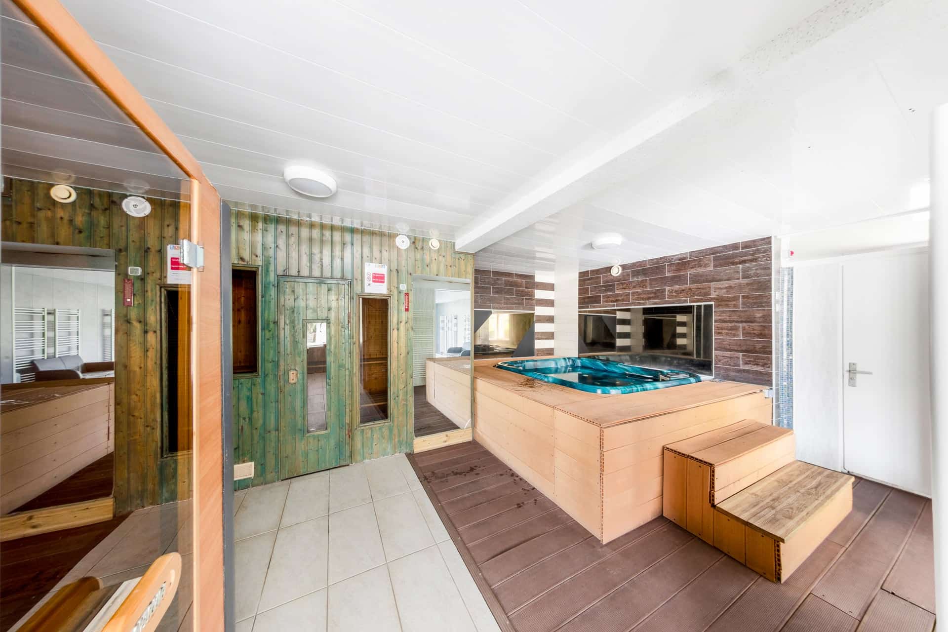 Espace bien-être privatif du gîte Gentiane pour séjours associatifs, spa, sauna et jacuzzi