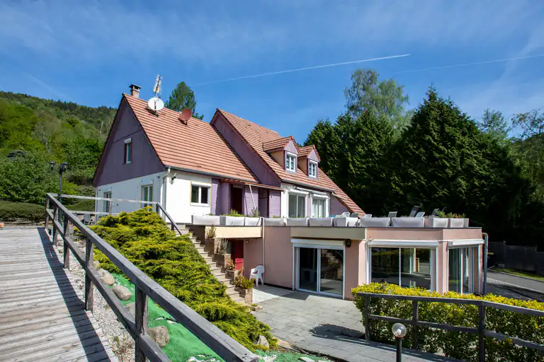 Façade et terrasse couverte du gîte Gentiane à Saint-Amarin, Hautes-Vosges d'Alsace